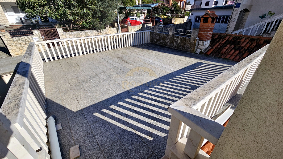 Trosobno stanovanje v Okrugu Gornjem/Čiovo z veliko teraso, garažo in pogledom na morje